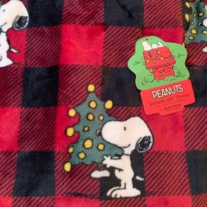 Snoopy / Peanuts VelvetLoft Christmas Throw
